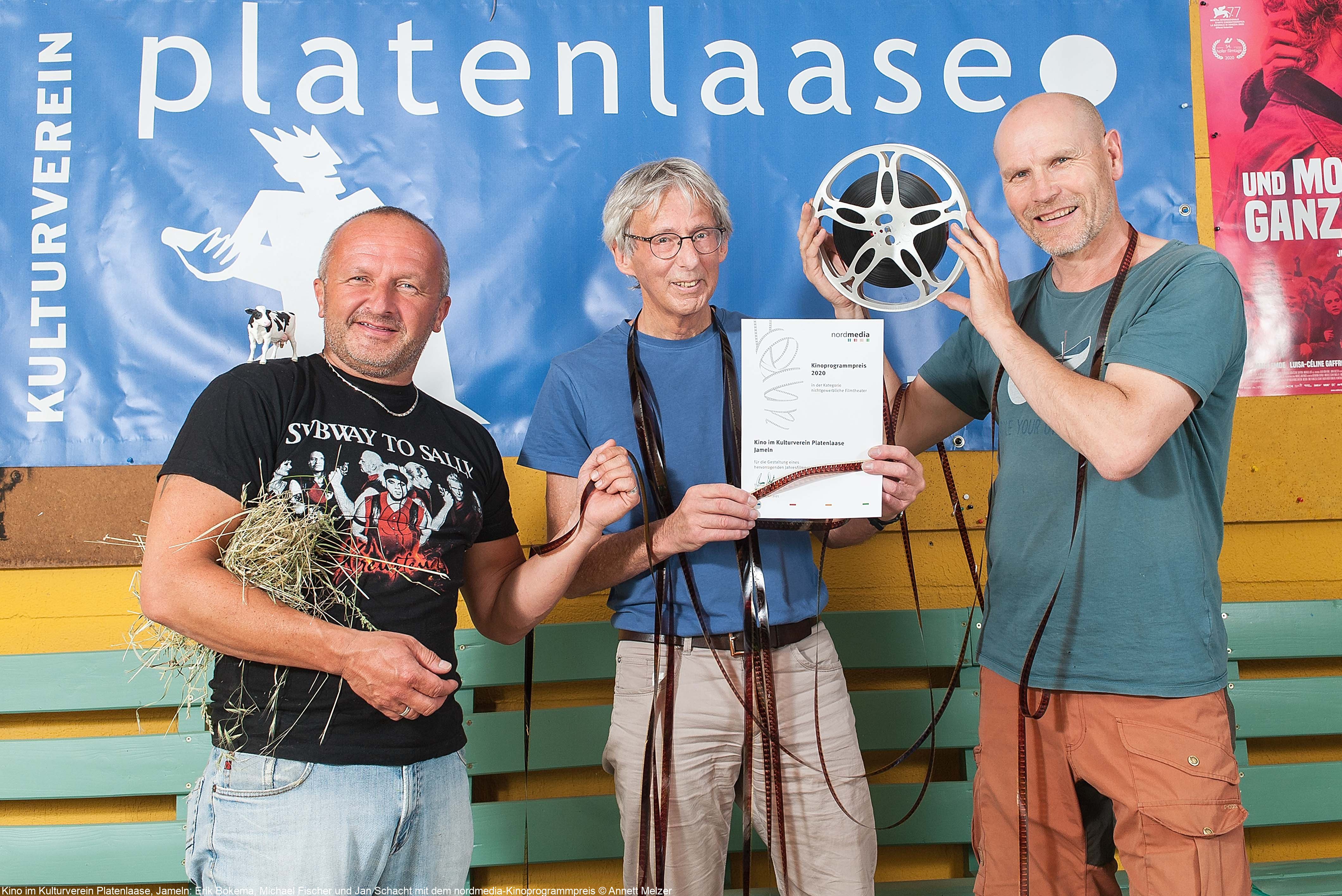 Kino im Kulturverein Platenlaase, Jameln: Erik Bokema, Michael Fischer und Jan Schacht mit dem nordmedia-Kinoprogrammpreis © Annett Melzer