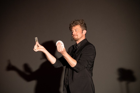 Film- und Zauberkünstler Tobias Dostal verblüfft das Publikum. Foto: © nordmedia/Heiko Sandelmann