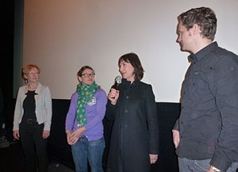 Eröffnung in Bremen: Renate Raschen (Senat für Bildung), Katharina Kress (Drehbuchautorin), Iris Wolfinger (Produzentin), Moderator Malte Janssen (Radio Bremen Vier)