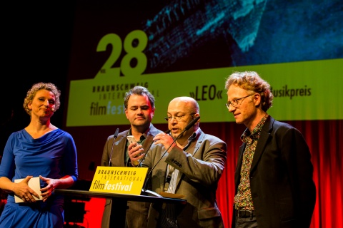 Preisverleihungsmoderatorin Julia Westlake mit der LEO-Jury David Serong, Andreas Wirwalski, Jan Verbeek (v.l.)