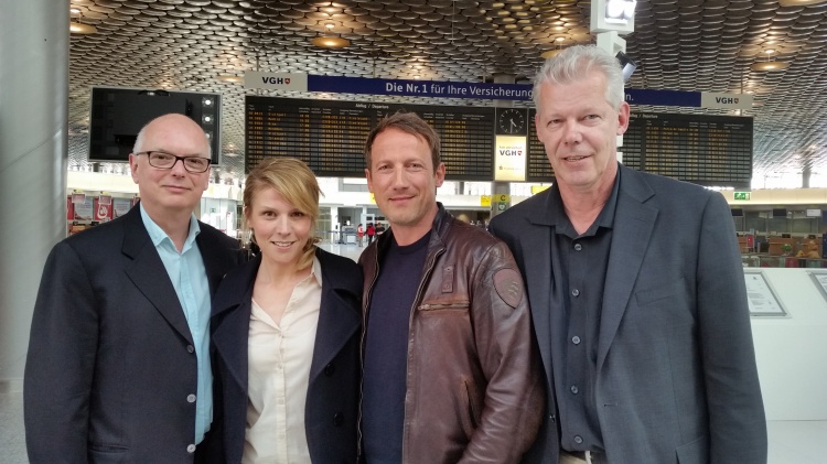 v.l.: Thomas Schäffer (nordmedia), Franziska Weisz (Bundespolizistin Julia Grosz), Wotan Wilke Möhring (Kommissar Falke), Jochen Coldewey (nordmedia)