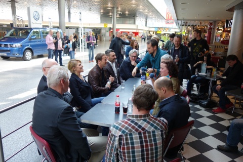 23.04.2015: Presserummel am Flughafen Lagenhagen
