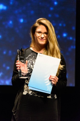Joana Stamer mit dem Preis für REYNKE DE VOS