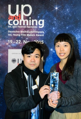 Jessica Poon und Kwan-Fai Lam mit dem Preis für APRIL 21