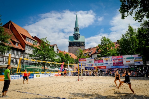 Beach-Volleyball in der Altstadt, im Hintergrund die Marktkirche St. Aegidien © Dietrich Kühne