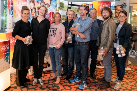 Regisseur Florian Baxmeyer (2.v.r.) und  Teammitglieder des neuen Bremen-Tatorts ZURÜCK INS LICHT nach der Premiere im Emder Cinestar Filmpalast.