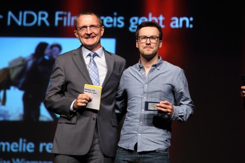 Holger Ahäuser (NDR) übergibt den NDR-Filmpreis 2017 an Tobias Wiemann für AMELIE RENNT