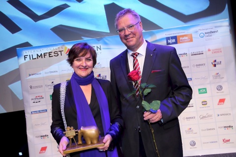 Schauspielerin Loes Schnepper mit dem Ostfriesischen Kurzfilmpreis der VGH  für GRATIS und Lothar Streblau (VGH)