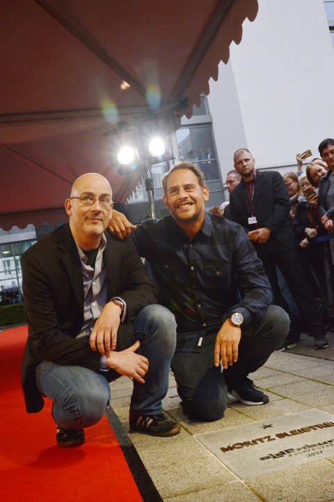 Moritz Bleibtreu und Festivaldirektor Torsten Neumann enthüllen den elften Stern auf dem OLB "Walk of Fame"