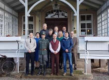 Am Set im Kloster Bursfelde v.l.: Jacob Benkhofer (Rolle Wolf-Dieter Zimmermann), Patrizia Illies (Rolle Ehefrau Zimmermann), Philippe Goos (Rolle Werner von Haeften), Jochen Coldewey (nordmedia), Thomas Bresinsky (Kamera), Matthias Koeberlin (Rolle Dietrich Bonhoeffer), Ingo Helm (Regisseur), Anja Würzberg (Redakteurin NDR), Thorsten Neumann (Produzent Eikon Film), Nikolaus Kühn (Rolle Laurentius Siemer) und Harald Wegener (Komparse und Bürgermeister von Hann. Münden) © nordmedia