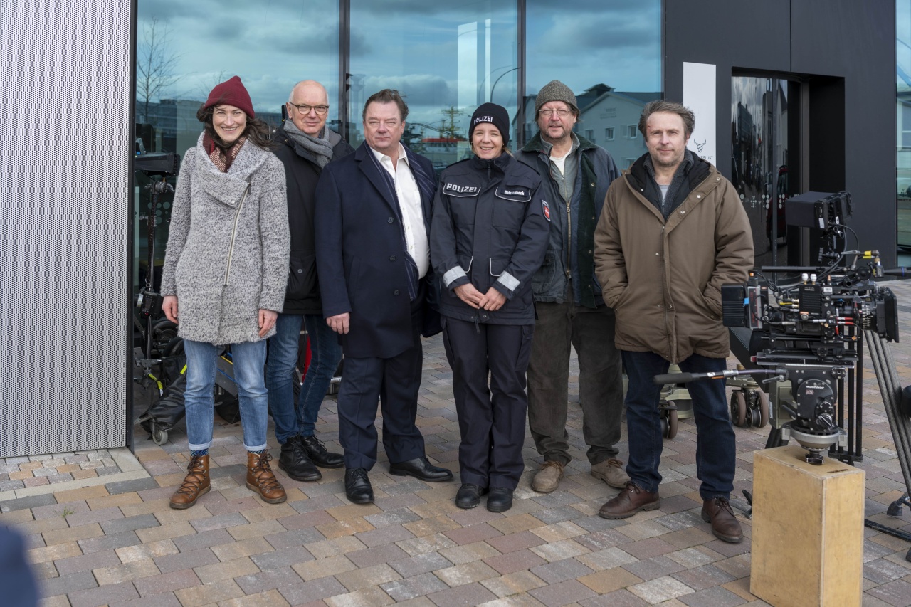 Am Set von SÖRENSEN HAT ANGST in Bremerhaven (v.l.): Philine Rosenberg (NDR), Thomas Schäffer (nordmedia) und die DarstellerInnen Peter Kurth, Katrin Wichmann, Matthias Brandt mit Regisseur/Darsteller Bjarne Mädel