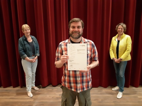 Centralkino Lingen (v.l.): Hildegard Strohmeyer, Tobias Mielke (mit dem nordmedia-Kinoprogrammpreis) und Annette Höing © Centralkino Lingen