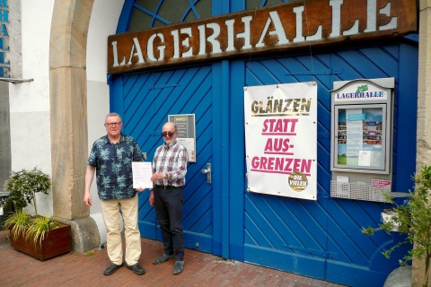 Kino in der Lagerhalle, Osnabrück (v.l.): Reinhard Westendorf und Wolf Weddeling mit dem nordmedia-Kinoprogrammpreis © Lagerhalle Osnabrück