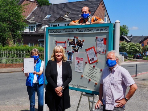 Ritterhuder Lichtspiele, Ritterhude (v.l.): Ute Meyer-Rieke (mit dem nordmedia-Kinoprogrammpreis), Bürgermeisterin Susanne Geils, Holger Ewald (oben) und Roland Saade © Ritterhuder Lichtspiele