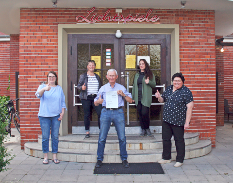 Gronauer Lichtspiele, Gronau (v.l.): Dorothea Maifeld, Ute Kroschel, Ulrich Blasberg (mit dem nordmedia-Kinoprogrammpreis), Beatrice Johner und Gaby Havergoh © Gronauer Lichtspiele