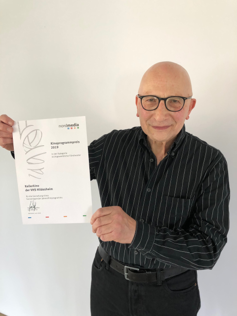 Kellerkino der VHS, Hildesheim: Massimo Bernadoni mit dem nordmedia-Kinoprogrammpreis © VHS Kellerkino