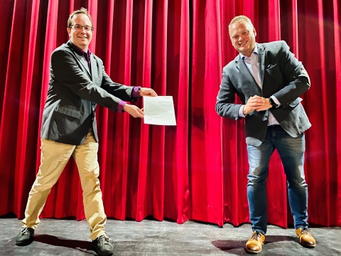 Phönix Kurlichtspiele, Bad Nenndorf (v.l.): Carsten Finke und Benjamin Lotz mit dem nordmedia-Kinoprogrammpreis © Staatsbad Nenndorf mbH