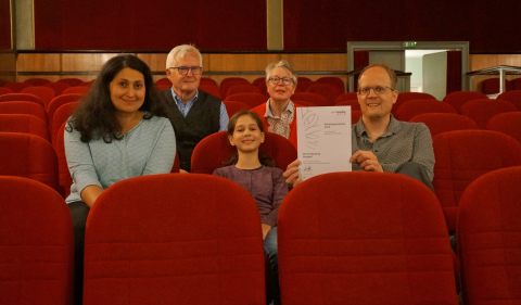 Neue Schauburg, Burgdorf (v.l.): Asiseh Lindemann, Barthold Lindemann, Maya Shirin Lindemann, Heidrun Lindemann und Christian Lindemann mit dem nordmedia-Kinoprogrammpreis © Neue Schauburg