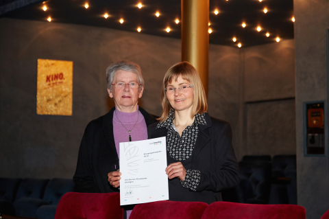 Lilo Servicekino, Löningen: Anna und Daniela Willen mit dem nordmedia-Kinoprogrammpreis © Fotostudio Rensen, Löningen