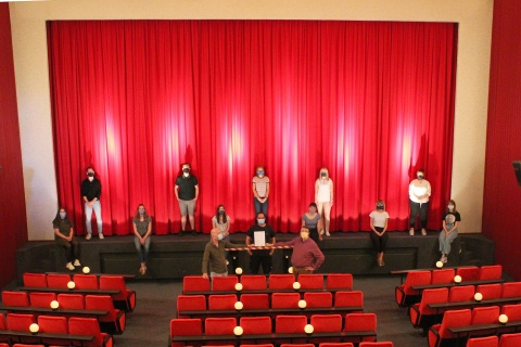 Schauburg Filmtheater, Quakenbrück: Michael und Dr. Wolfgang Thyen mit dem nordmedia-Kinoprogrammpreis (vorne Mitte von links) und ihrem Kinoteam © Schauburg Filmtheater GmbH