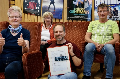 Stadtkino, Rotenburg (v.l.): Heide Klettke, Heike Oberbörsch, Thomas Riemer (mit dem nordmedia-Kinoprogrammpreis) und Jörg Schmidt © Stadtkino