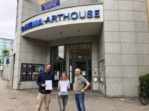 Cinema-Arthouse und Filmtheater Hasetor, Osnabrück (v.l.): Philipp Steffen, Jannah Elfert (mit den nordmedia-Kinoprogrammpreisen) und Christian Saßnick © S & T Kinokunst GmbH