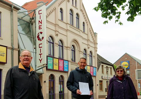 Kommunalkino Verden (v.l.): Hans-Rainer Strang, Jürgen Menzel (mit dem nordmedia-Kinoprogrammpreis) und Friederike Vasen © Koki Verden