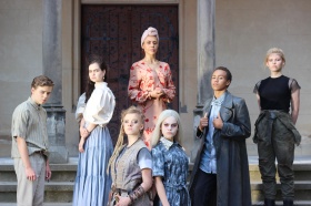 Der Cast: v.l. Jonas Kaufmann, Selma Kunze, Luna Kuse, Roseângela Ferrara, Holly Geddert, 
Noel Okwanga und Corinna Wagenhaus