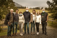 Am Set auf der Steinberg Alm im Harz (v.l.): die Schauspieler Filip Peeters und Max Befort, Regisseurin Sharon von Wietersheim, nordmedia-Förderbereichsleiter Jochen Coldewey, die Schauspielerinnen Leia Holtwick und  Valerie Huber sowie Produzent Frank Meiling © Rich and Famous Film/Kai von Kröcher