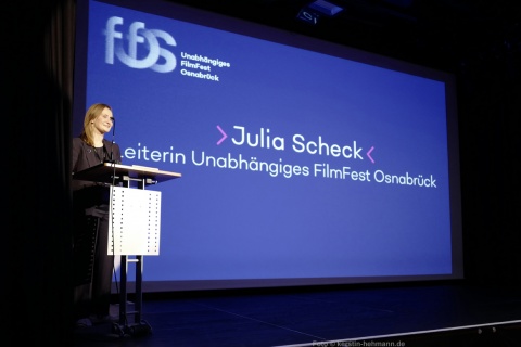 Festivalleitung Julia Scheck eröffnet das Festival im Saal der Lagerhalle
Foto: Kerstin Hehmann