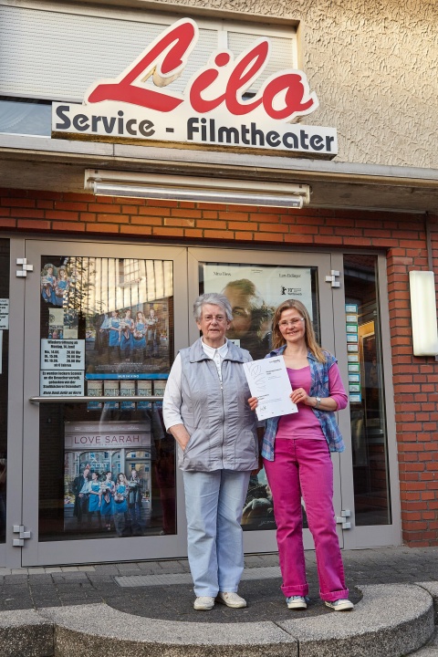 Lilo Servicekino, Löningen (v.l.): Anna und Daniela Willen mit dem nordmedia-Kinoprogrammpreis © Fotostudio Rensen