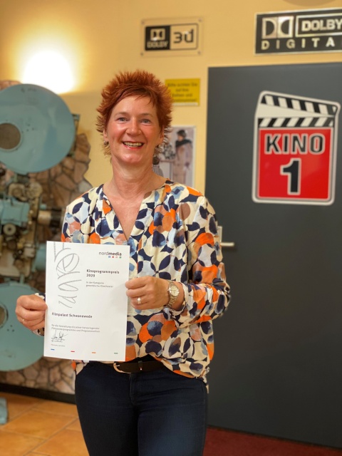 Filmpalast Schwanewede: Heike Garbarde mit dem nordmedia-Kinoprogrammpreis © Filmpalast Schwanewede