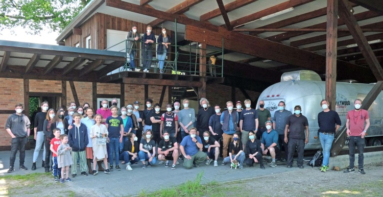 Gruppenfoto im niedersächsichen Groß Thondorf:  ein Teil des Filmteams während der Dreharbeiten von WAR SAILOR © Rohfilm Factory