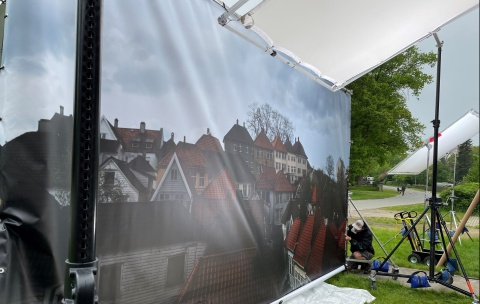 Ein Rücksetzer vor dem Fenster ermöglichte den Ausblick aus der Arbeiterwohnung auf das norwegische Bergen © Rohfilm Factory/Karsten Stöter