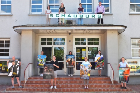 Schauburg Filmtheater, Quakenbrück: Das Kinoteam vor und auf dem Eingang des Kinos © Schauburg Filmtheater