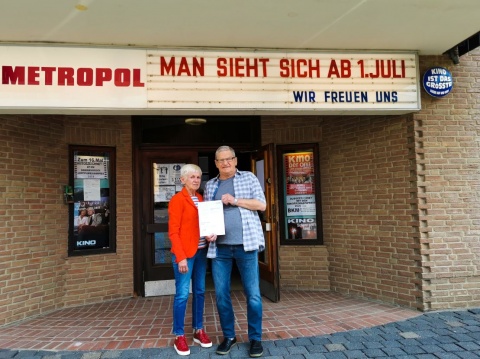 Metropol-Theater, Rinteln (v.l.): Monika und Fritz Rubba mit dem nordmedia Kinoprogrammpreis © Metropol Kino Steinbergen