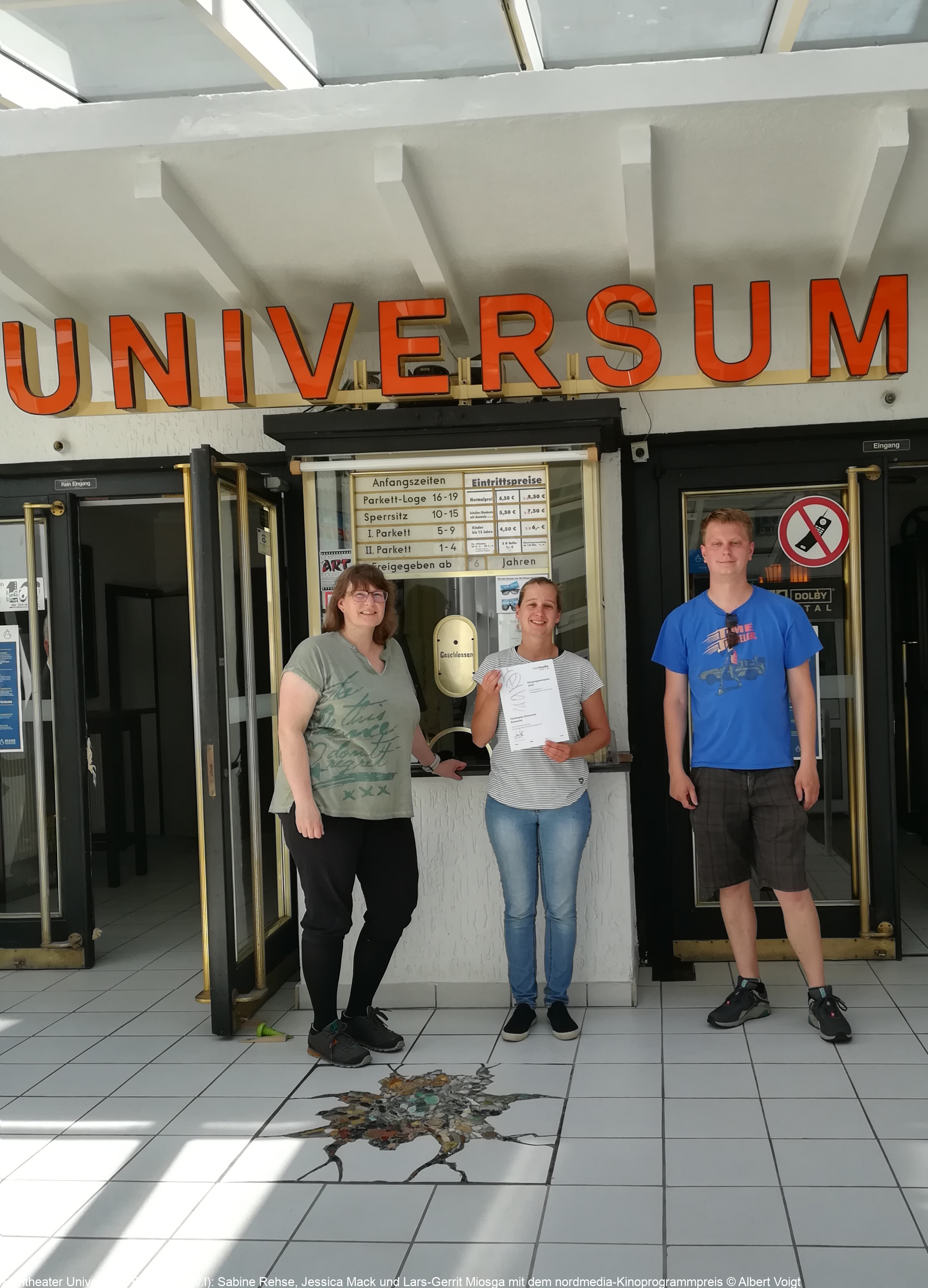 Filmtheater Universum, Bramsche (v.l): Sabine Rehse, Jessica Mack und Lars-Gerrit Miosga mit dem nordmedia-Kinoprogrammpreis © Albert Voigt