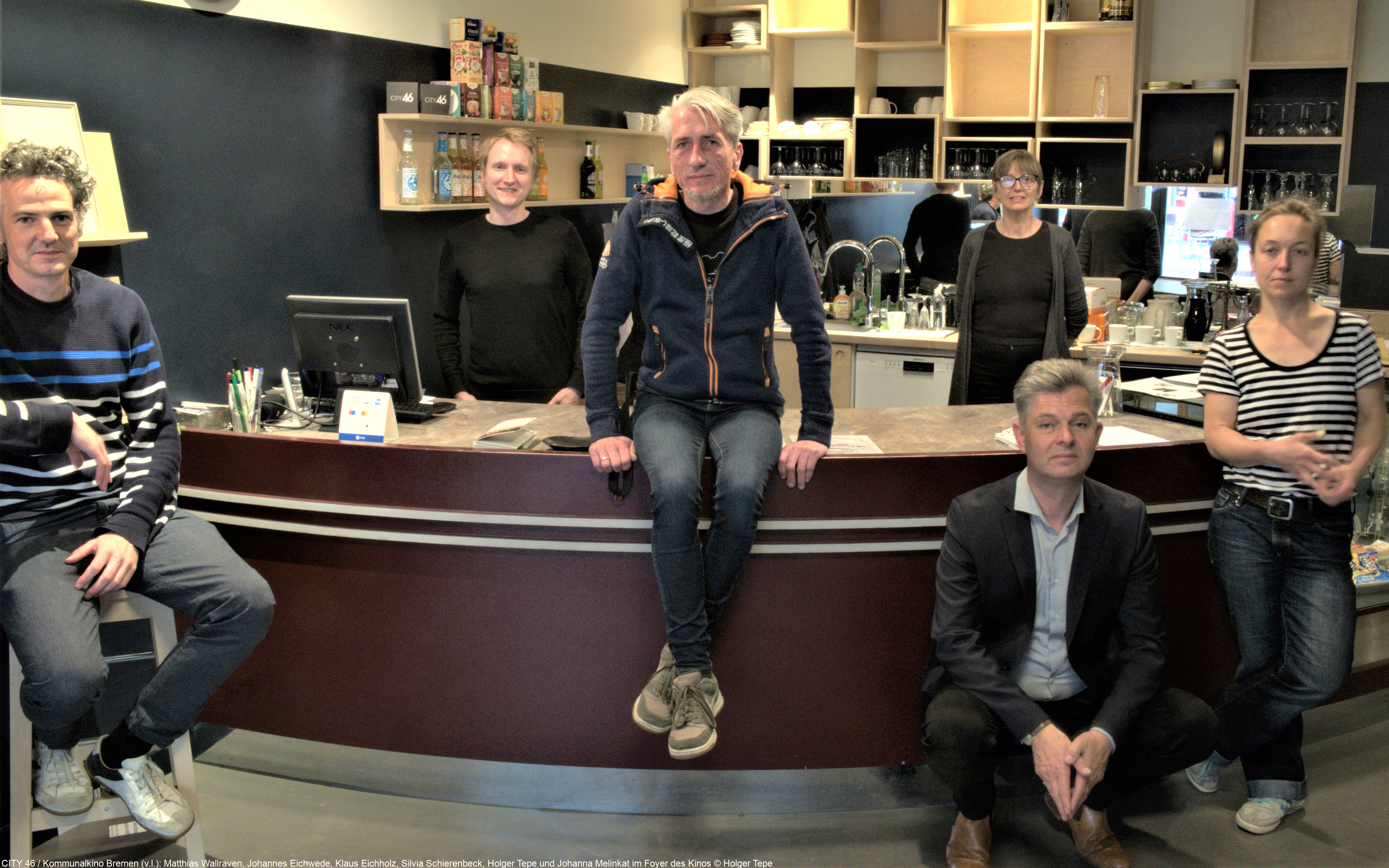 CITY 46 / Kommunalkino Bremen (v.l.): Matthias Wallraven, Johannes Eichwede, Klaus Eichholz, Silvia Schierenbeck, Holger Tepe und Johanna Melinkat im Foyer des Kinos © Holger Tepe