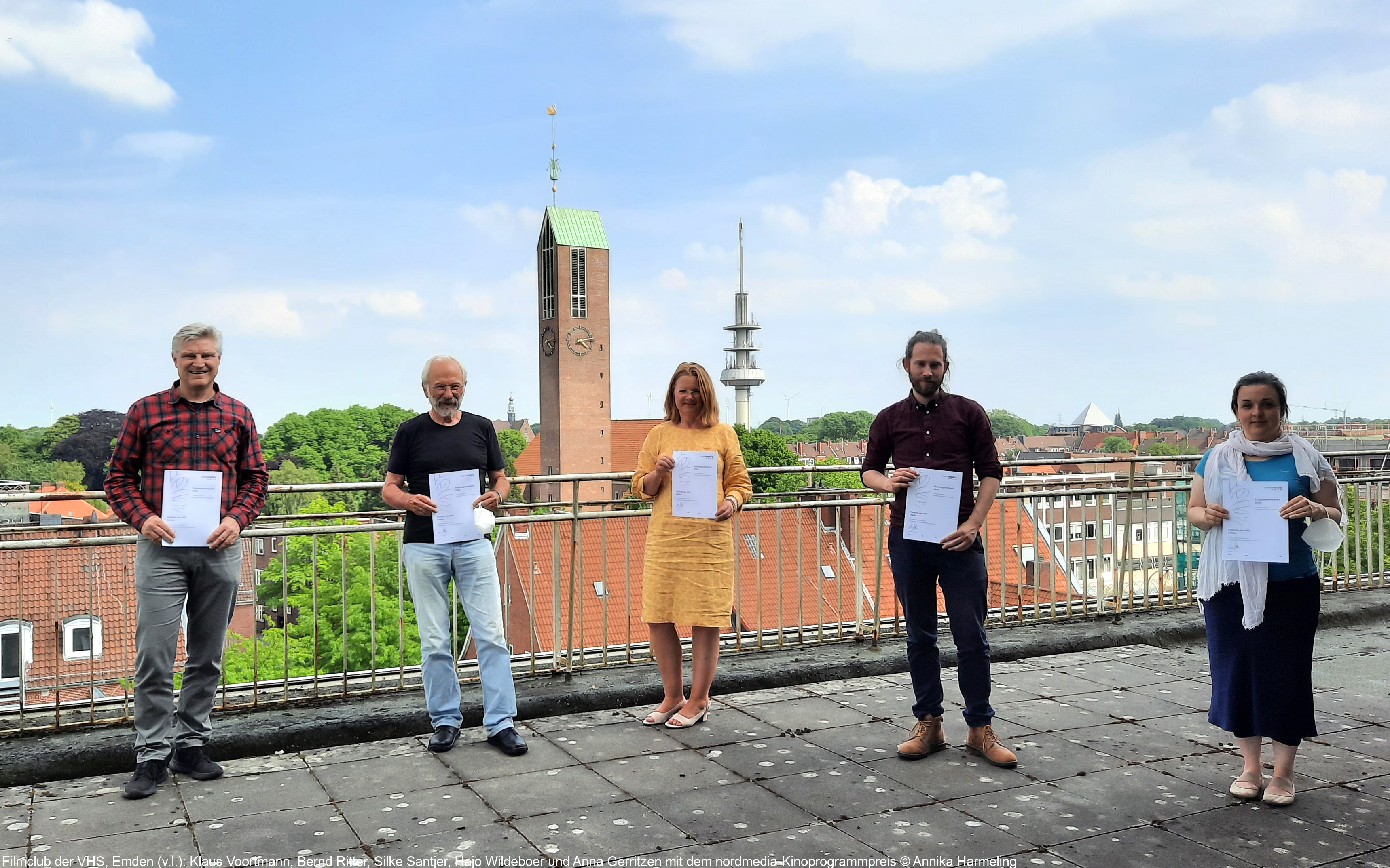 Filmclub der VHS, Emden (v.l.): Klaus Voortmann, Bernd Ritter, Silke Santjer, Hajo Wildeboer und Anna Gerritzen mit dem nordmedia-Kinoprogrammpreis © Annika Harmeling