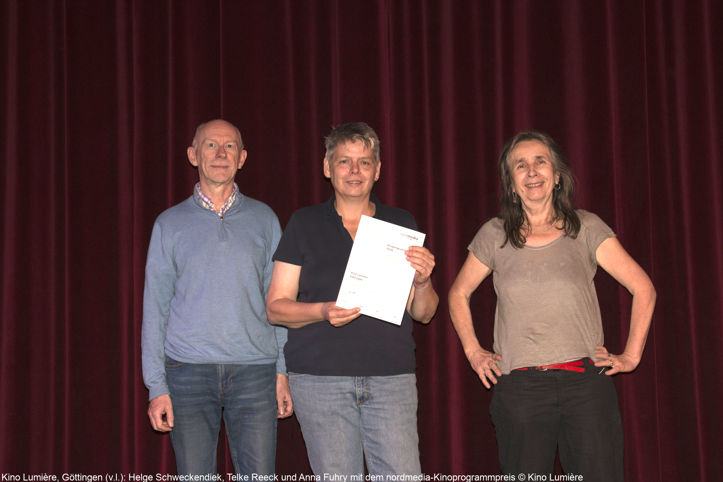 Kino Lumière, Göttingen (v.l.): Helge Schweckendiek, Telke Reeck und Anna Fuhry mit dem nordmedia-Kinoprogrammpreis © Kino Lumière