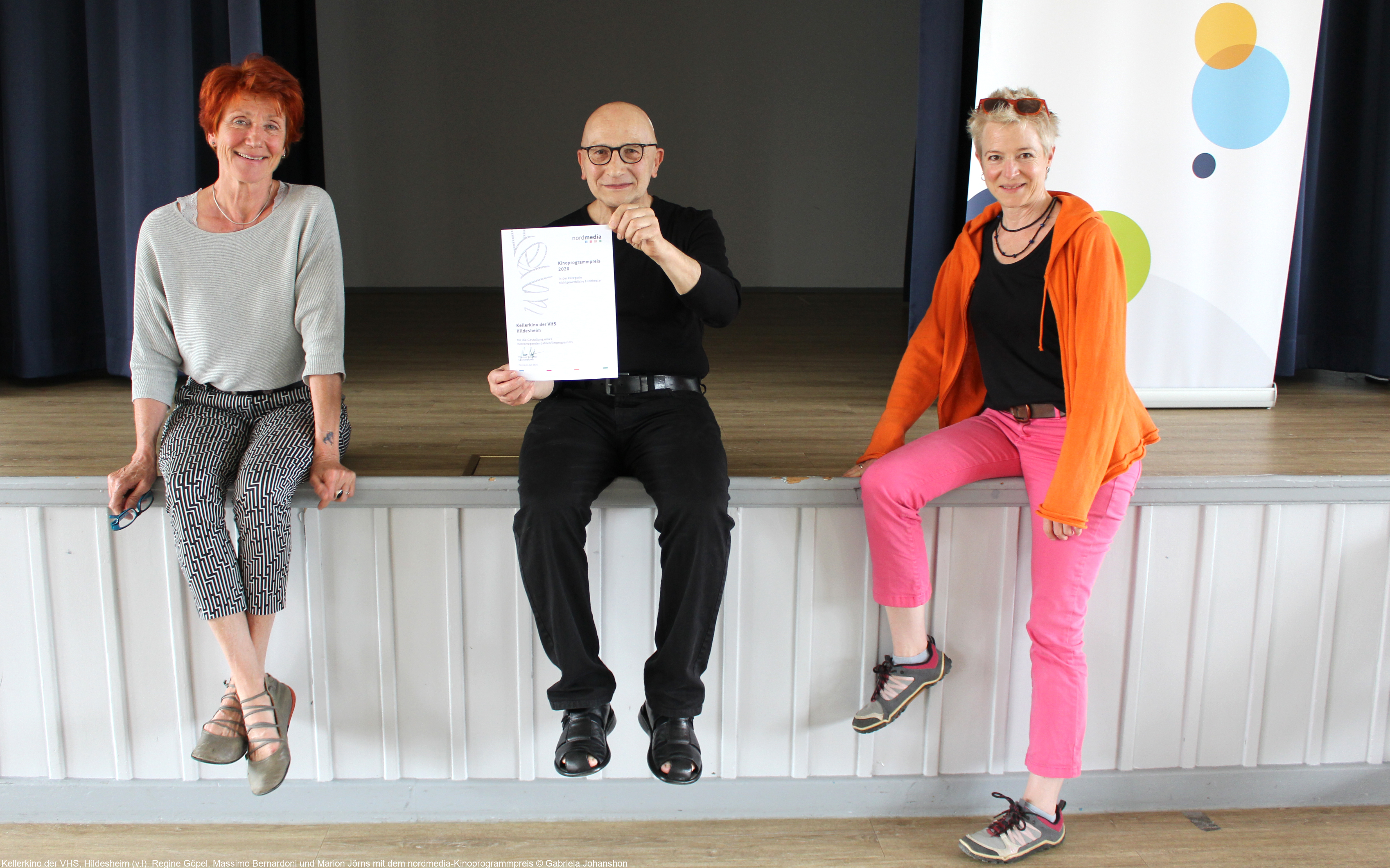 Kellerkino der VHS, Hildesheim (v.l): Regine Göpel, Massimo Bernardoni und Marion Jörns mit dem nordmedia-Kinoprogrammpreis © Gabriela Johanshon