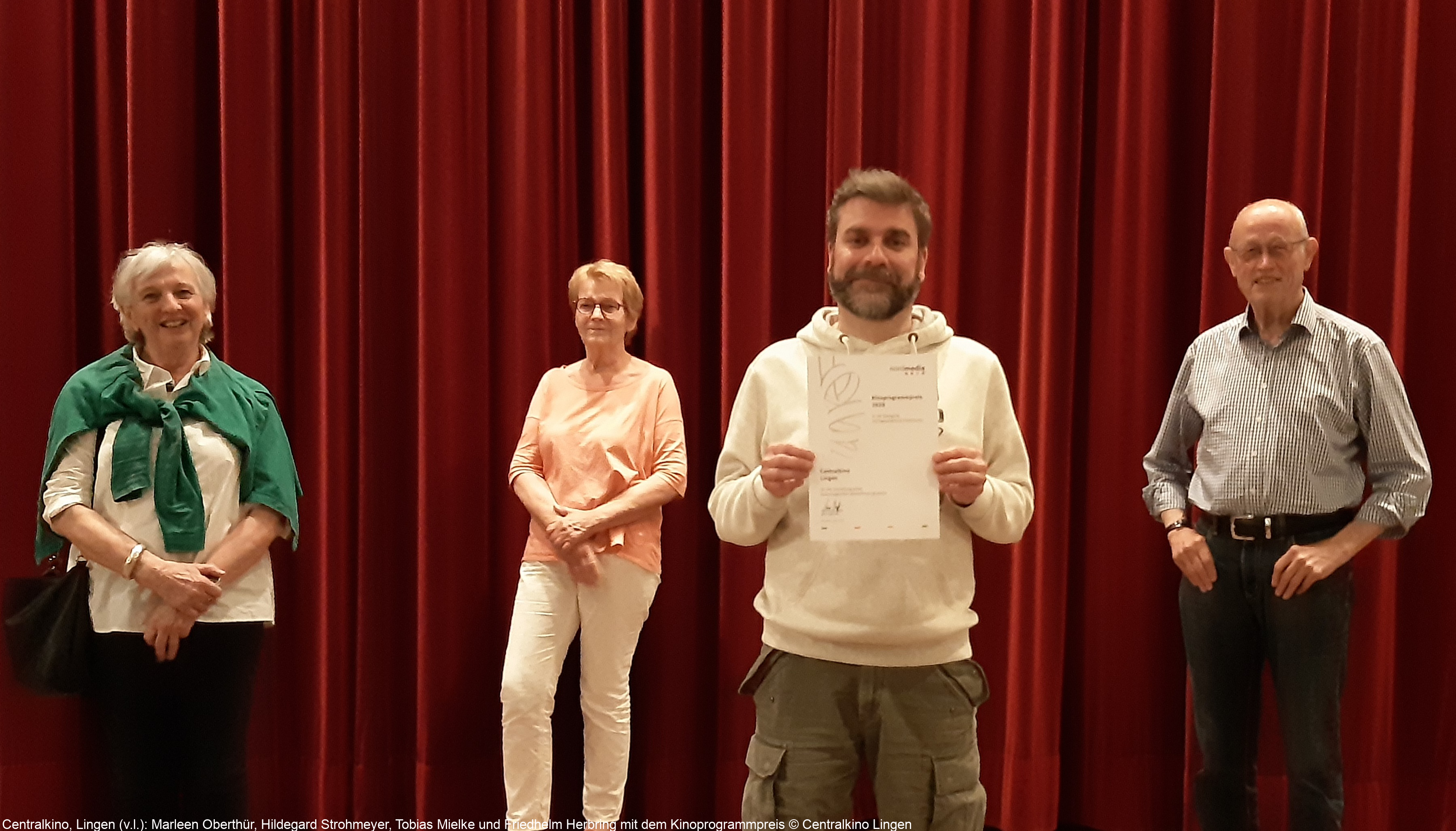 Centralkino, Lingen (v.l.): Marleen Oberthür, Hildegard Strohmeyer, Tobias Mielke und Friedhelm Herbring mit dem Kinoprogrammpreis © Centralkino Lingen