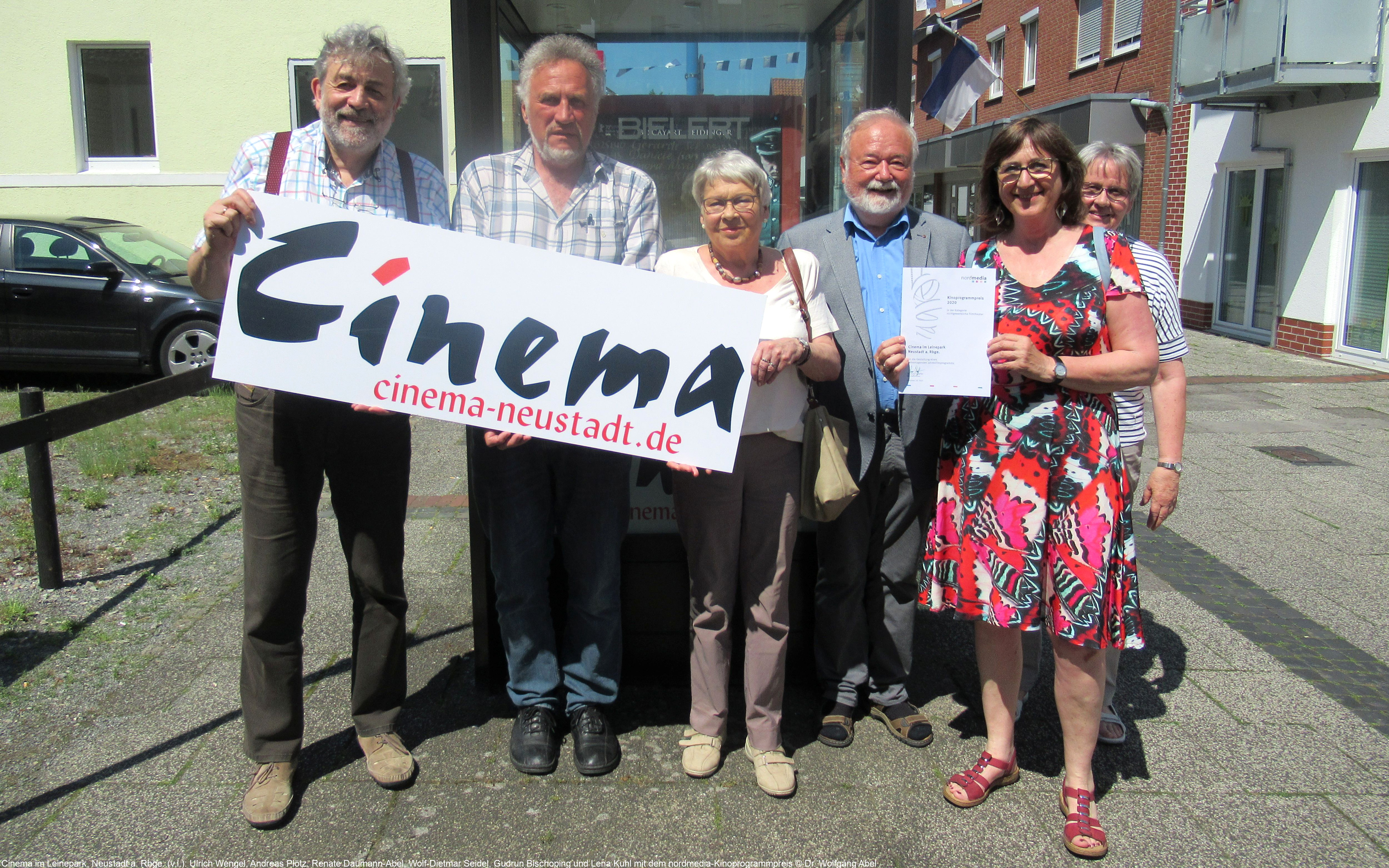 Cinema im Leinepark, Neustadt a. Rbge. (v.l.): Ulrich Wengel, Andreas Plötz, Renate Daumann-Abel, Wolf-Dietmar Seidel, Gudrun Bischoping und Lena Kuhl mit dem nordmedia-Kinoprogrammpreis © Dr. Wolfgang Abel