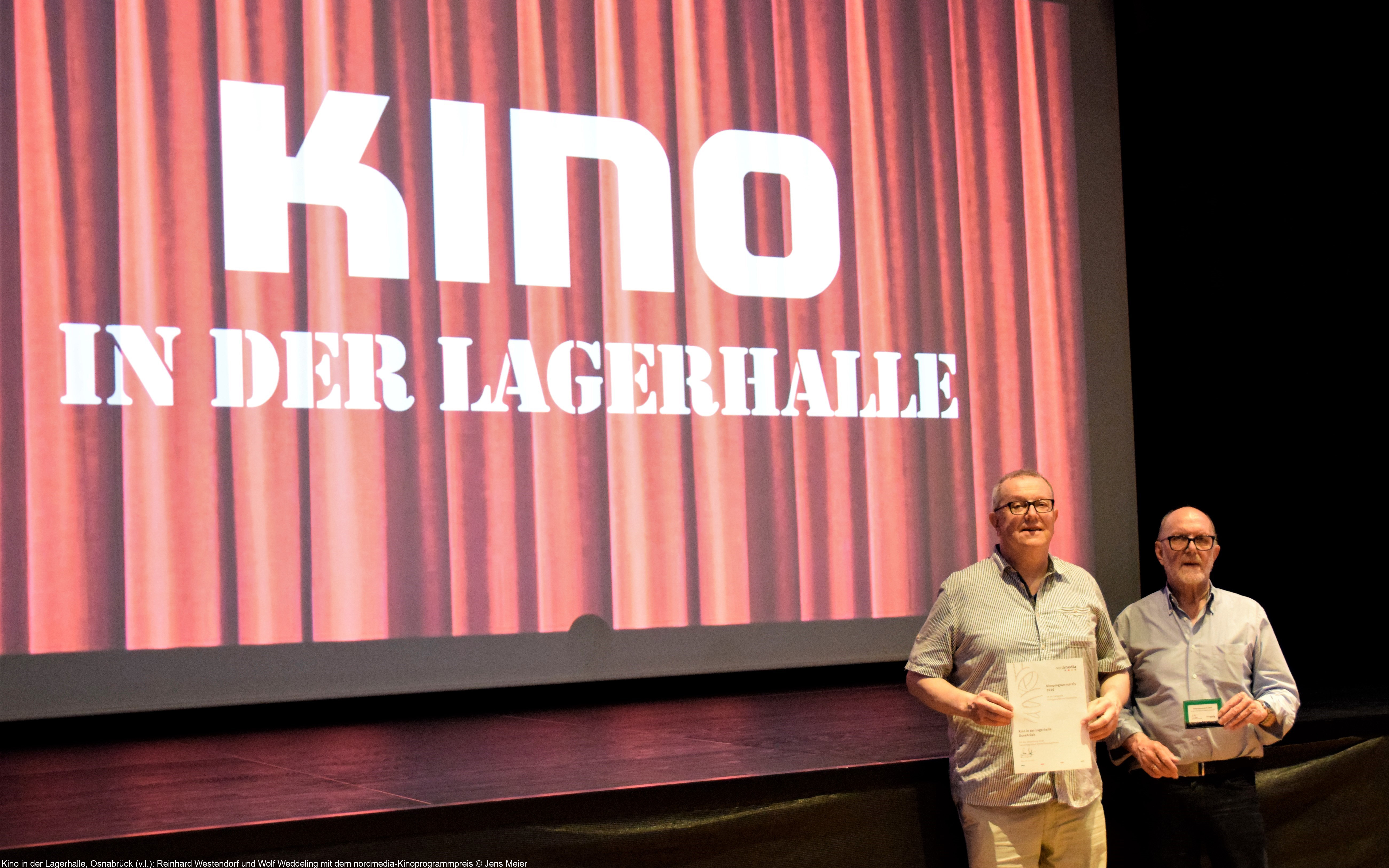 Kino in der Lagerhalle, Osnabrück (v.l.): Reinhard Westendorf und Wolf Weddeling mit dem nordmedia-Kinoprogrammpreis © Jens Meier