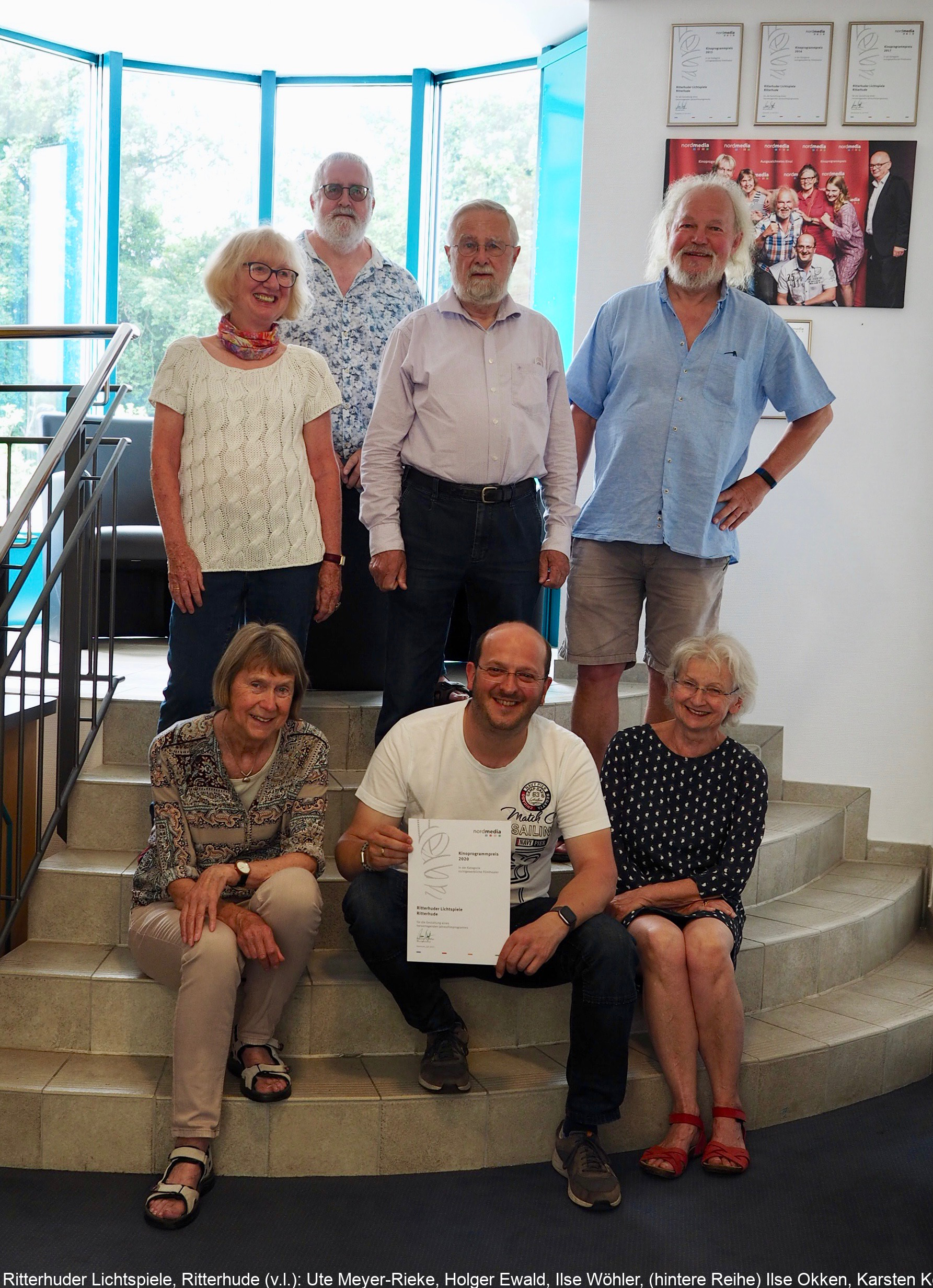 Ritterhuder Lichtspiele, Ritterhude (v.l.): Ute Meyer-Rieke, Holger Ewald, Ilse Wöhler, (hintere Reihe) Ilse Okken, Karsten Koll, Roland Saade und (hinten) Rolf Okken mit dem nordmedia-Kinoprogrammpreis © Jonas Okken