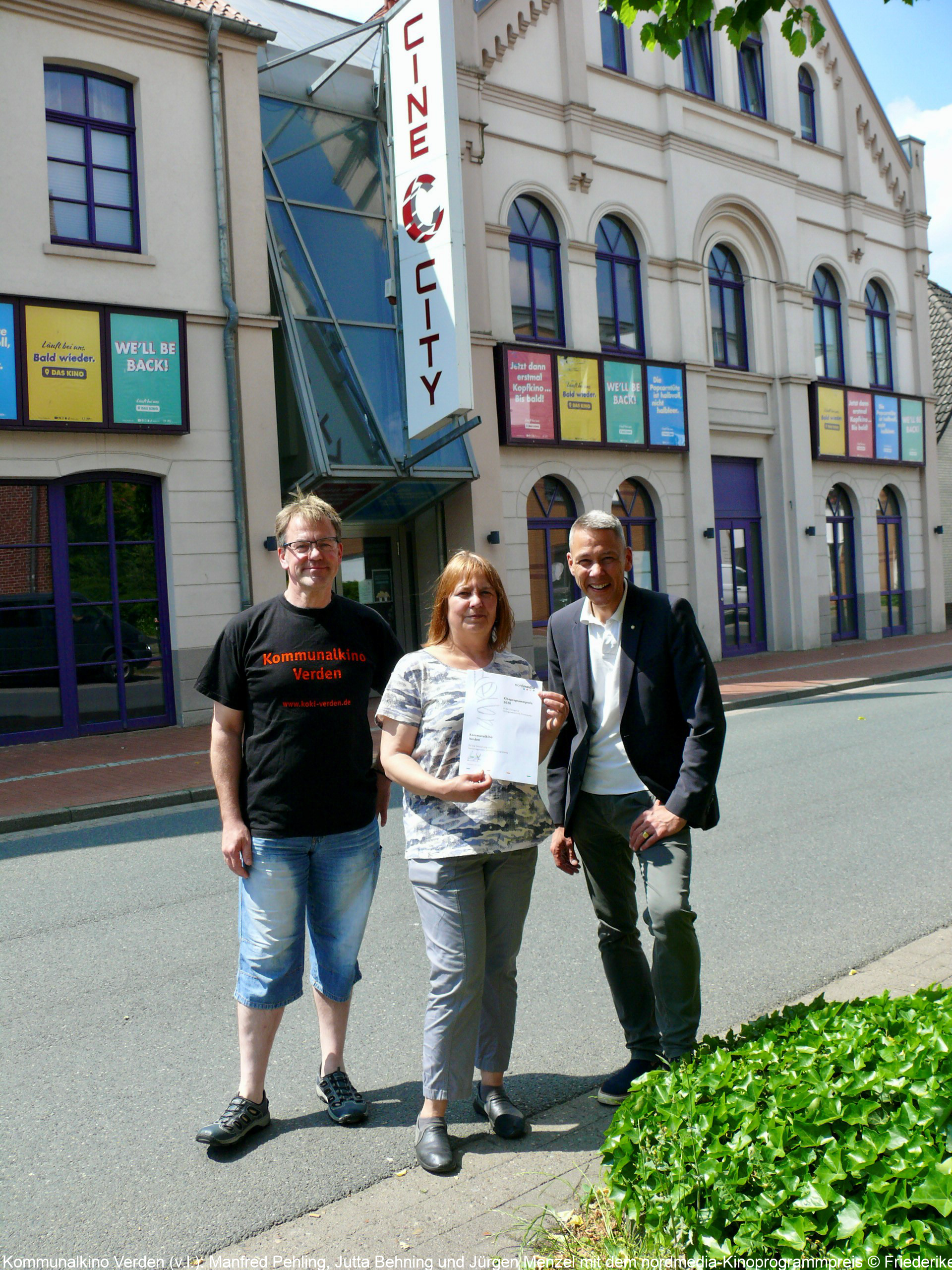 Kommunalkino Verden (v.l.): Manfred Pehling, Jutta Behning und Jürgen Menzel mit dem nordmedia-Kinoprogrammpreis © Friederike Vasen