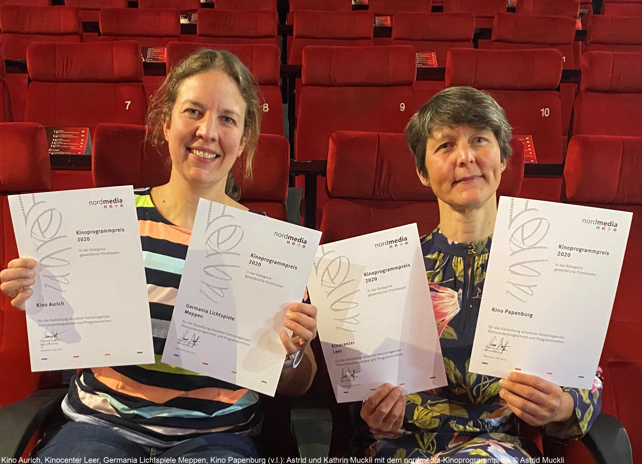 Kino Aurich, Kinocenter Leer, Germania Lichtspiele Meppen, Kino Papenburg (v.l.): Astrid und Kathrin Muckli mit dem nordmedia-Kinoprogrammpreis © Astrid Muckli