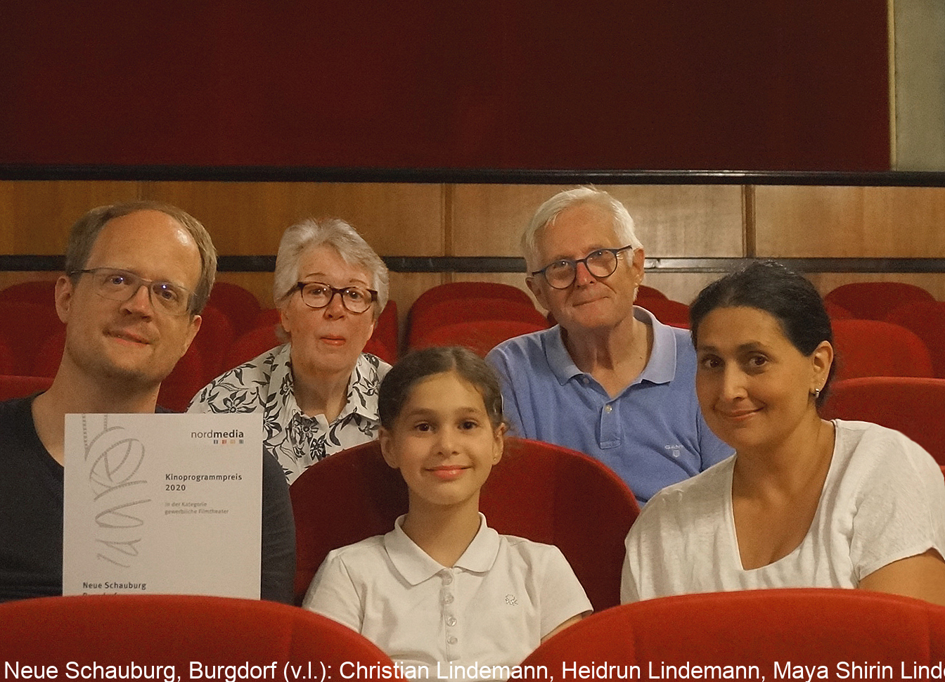 Neue Schauburg, Burgdorf (v.l.): Christian Lindemann, Heidrun Lindemann, Maya Shirin Lindemann, Barthold Lindemann, Asiseh Lindemann mit dem nordmedia-Kinoprogrammpreis © Neue Schauburg Burgdorf