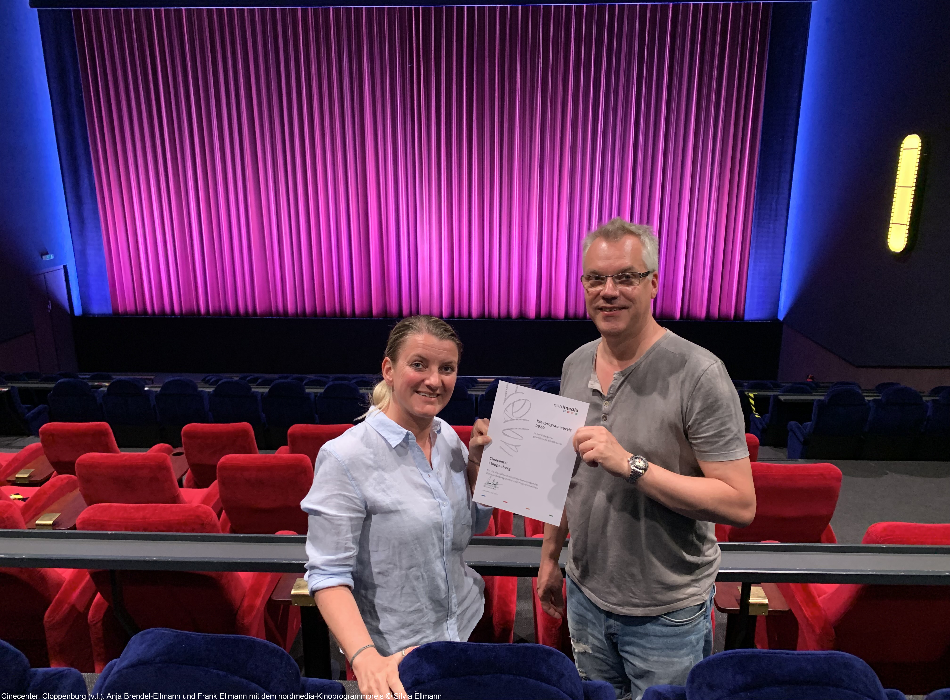 Cinecenter, Cloppenburg (v.l.): Anja Brendel-Ellmann und Frank Ellmann mit dem nordmedia-Kinoprogrammpreis © Silvia Ellmann