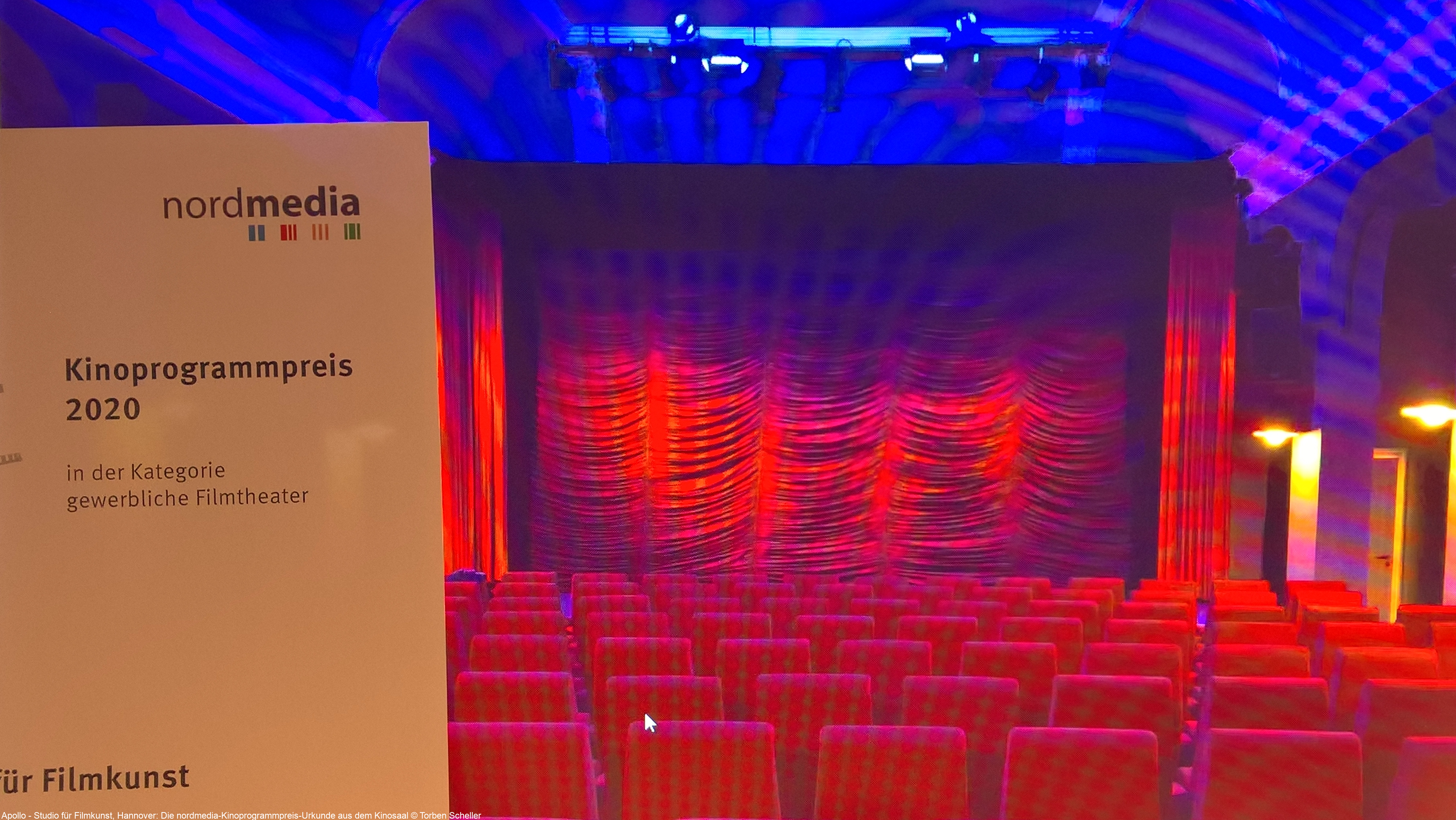 Apollo - Studio für Filmkunst, Hannover: Die nordmedia-Kinoprogrammpreis-Urkunde aus dem Kinosaal © Torben Scheller
